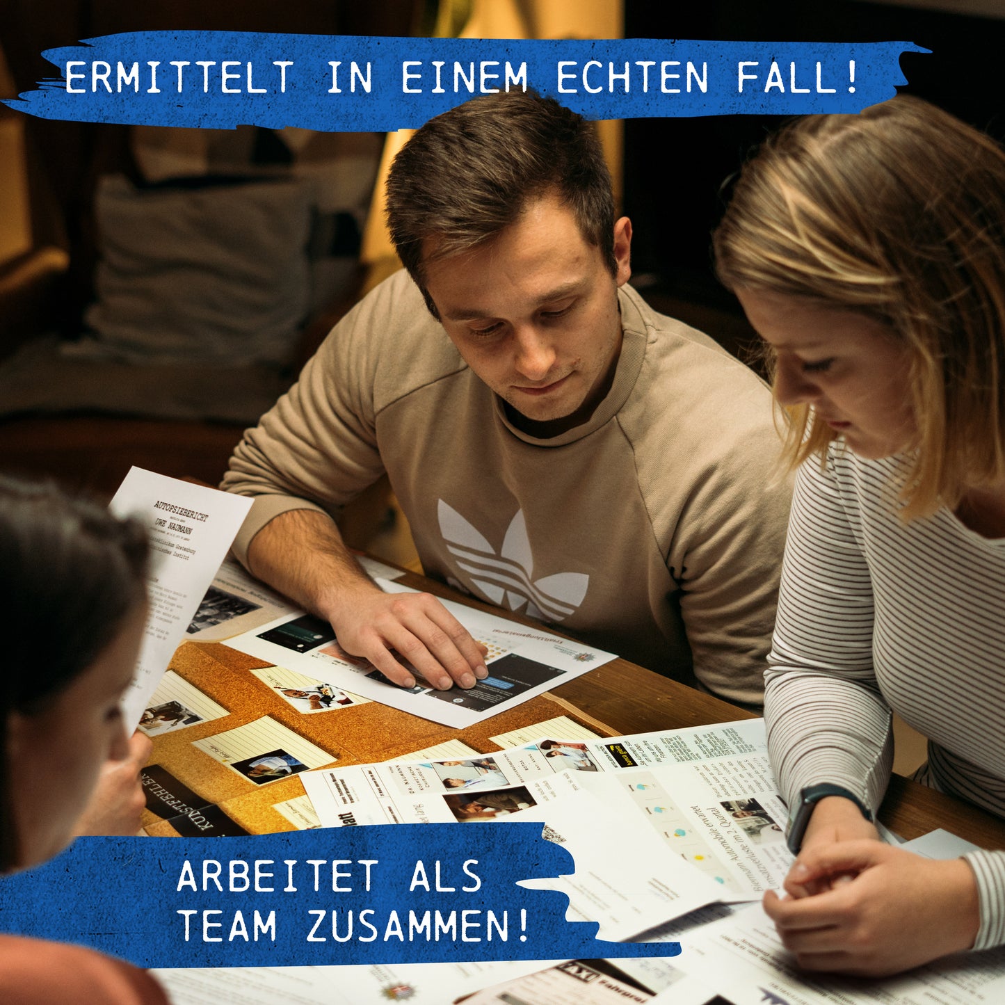 Drei Personen versammeln sich um einen Tisch und begutachten Dokumente, auf denen der deutsche Text „Ermittelt in einem echten Fall!“ steht. und „Arbeitet als Team zusammen!“ erinnert an das kollaborative Rätsellösespiel Krimispiel: Tatort Traumschiff.