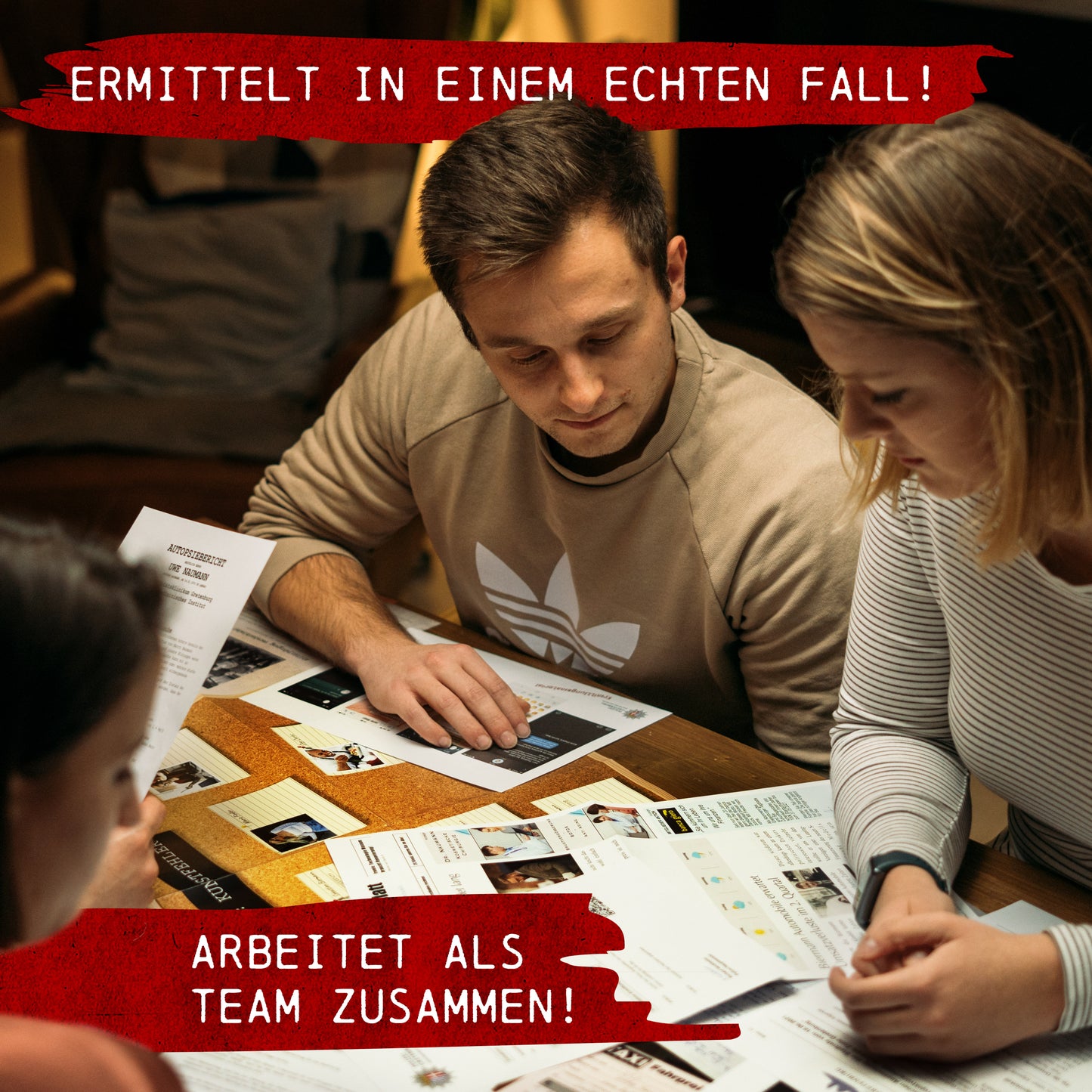 Drei Personen studieren in einem schwach beleuchteten Raum intensiv Dokumente, was an den Fokus eines Tatort-Krimis erinnert. Rote Banner mit deutschem Text überlagern das Bild und deuten auf komplizierte Fälle aus dem Tatort-Krimi-Paket – 3 Fälle hin, die darauf warten, gelöst zu werden.