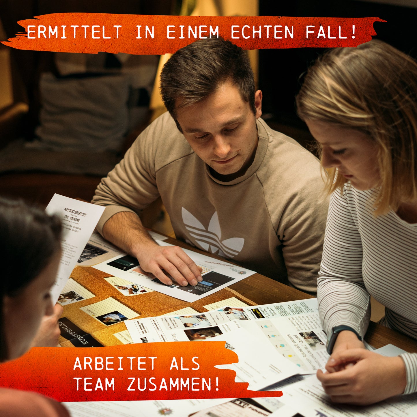 Drei Personen konzentrieren sich auf Dokumente und sind in das fesselnde Krimispiel: Tatort Kunstfehler vertieft. Der deutsche Text lautet „Ermittelt in einem echten Fall!“ und „Arbeitet als Team zusammen!“ Warmes Licht schafft die Innenstimmung für dieses fesselnde Detektivspiel.