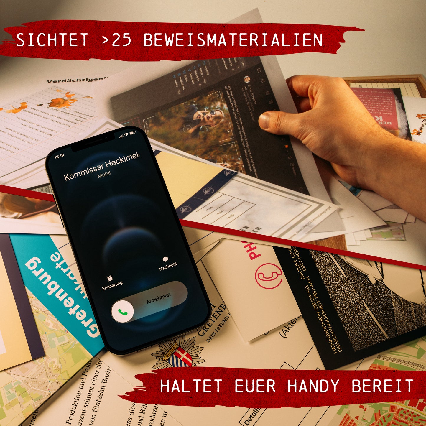 Eine Hand hält ein Dokument über Gegenstände wie Ordner, Papiere und ein Telefon, das einen eingehenden Anruf von „Kommissar Heck4miel“ zeigt, unterteilt durch Bürokratie mit den Nachrichten „Sichtet >25 Beweismaterialien“ und „Haltet euer Handy bereit“. Tauchen Sie ein in die spannende Welt des Tatort Krimispiel Bundle – 3 Fälle.
