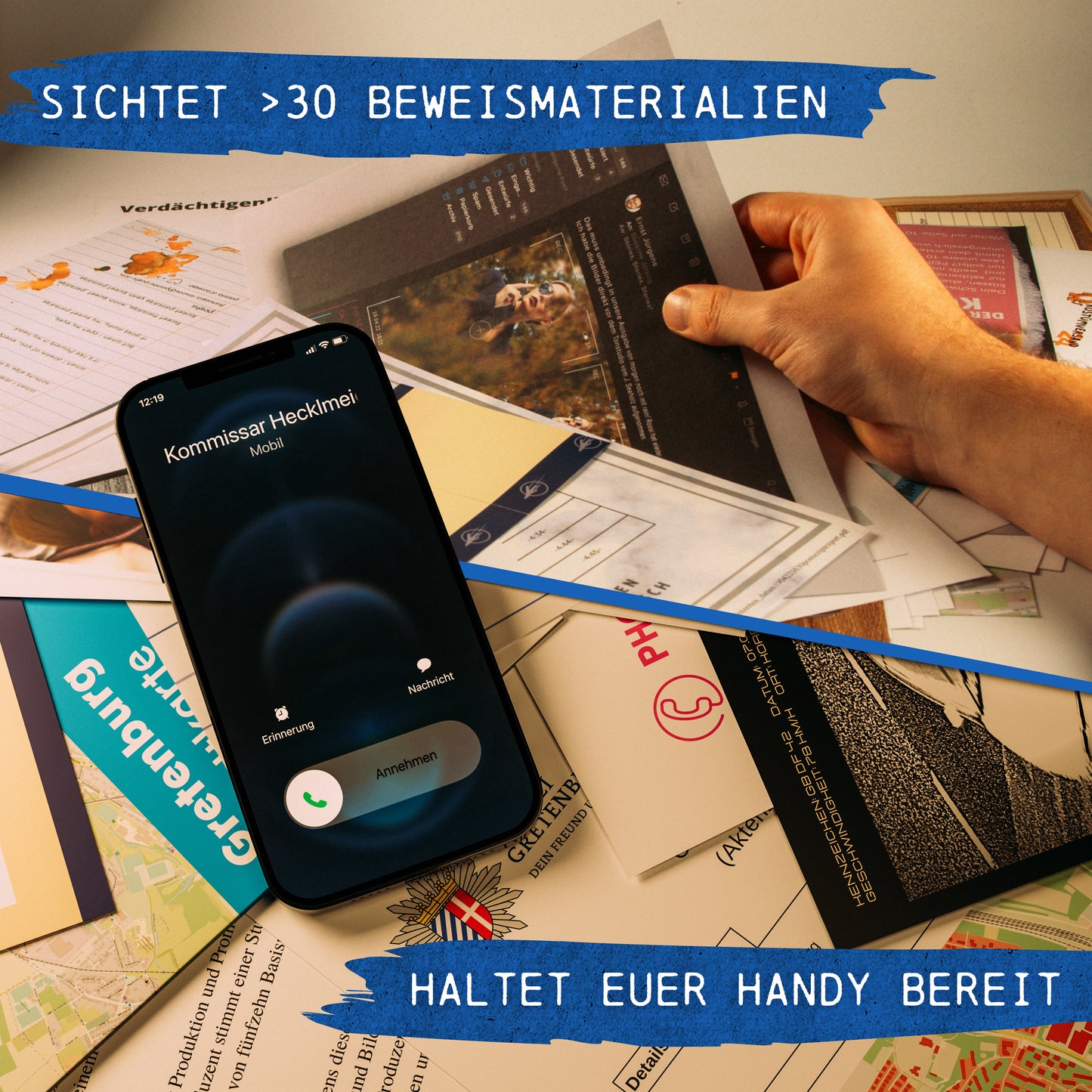 Eine Hand durchsucht mit Beweisen versehene Dokumente, während auf einem Smartphone ein eingehender Anruf von „Kommissar Hecklmeier“ angezeigt wird. Auf blauen Bannern steht „Sichtet >30 Beweismaterialien“ und „Haltet euer Handy bereit“. Tauchen Sie mit Krimispiel: Tatort Traumschiff in die Geheimnisse der Polizeiermittlungen ein.