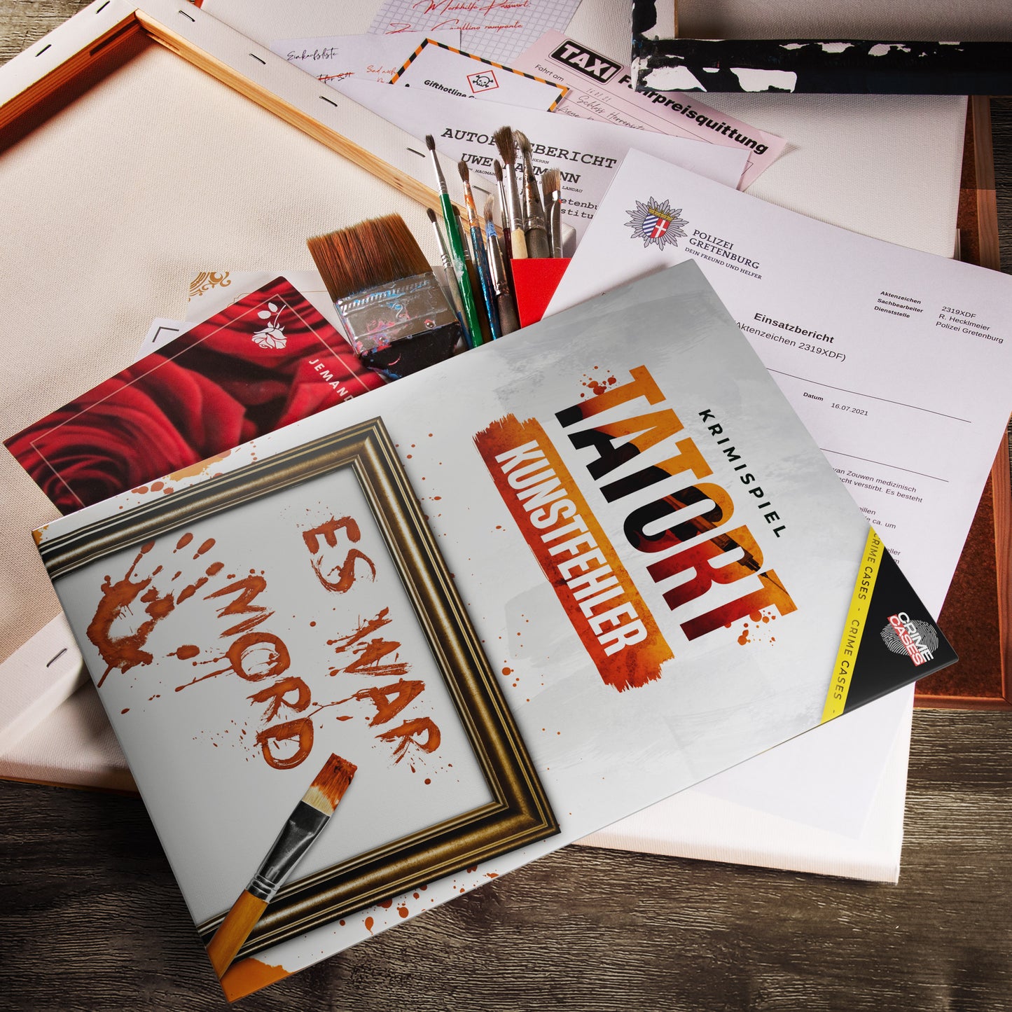 Das Brettspiel „Krimispiel: Tatort Kunstfehler“ liegt aufgeschlagen auf einem Tisch. Pinsel, Farbpalette, Rosenkarte und dokumentenähnliche Papiere liegen bereit. Perfekt für Krimi-Fans, die Intrigen lieben.