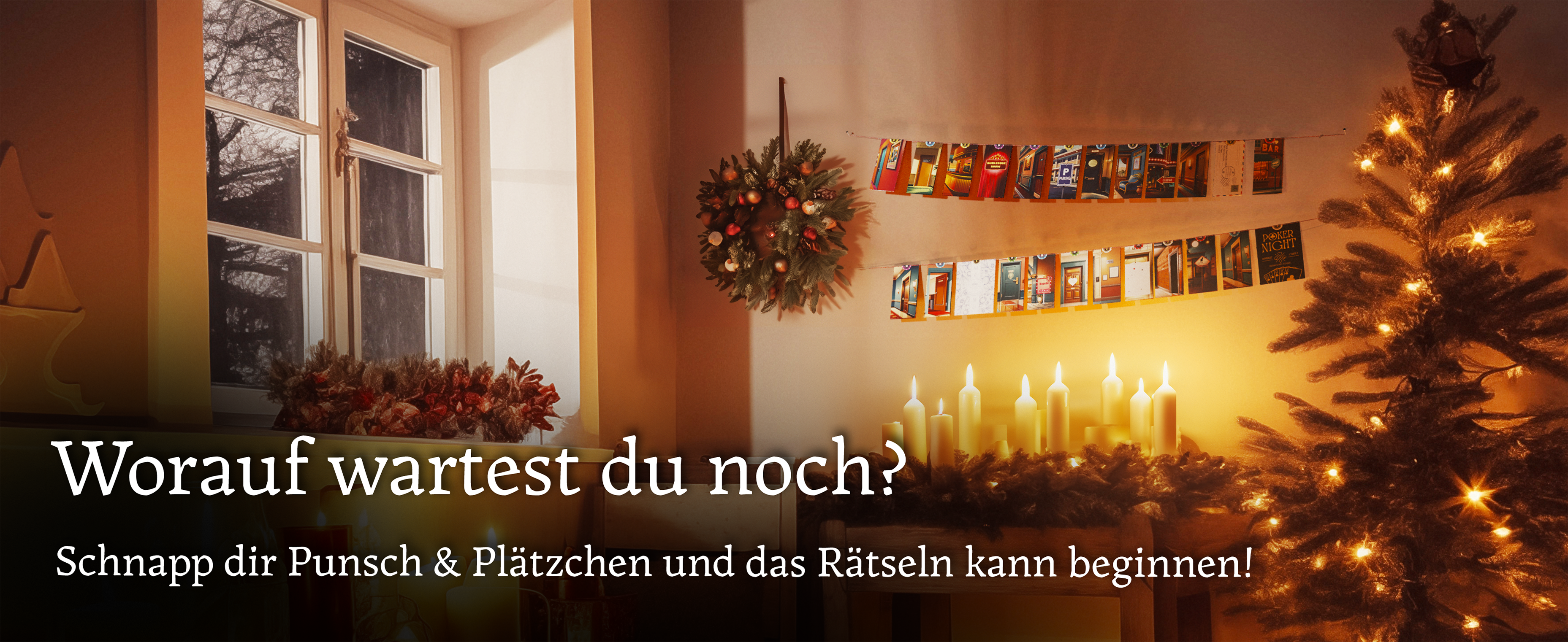 Ein gemütliches, für die Feiertage dekoriertes Zimmer mit einem Kranz, Lichterketten, brennenden Kerzen und einem kleinen Weihnachtsbaum. Ein Fenster zeigt eine verschneite Szene draußen. Text in deutscher Sprache überlagert das Bild: „Worauf wartest du noch? Schnapp dir Punsch & Plätzchen und das Rätseln kann beginnen!“.