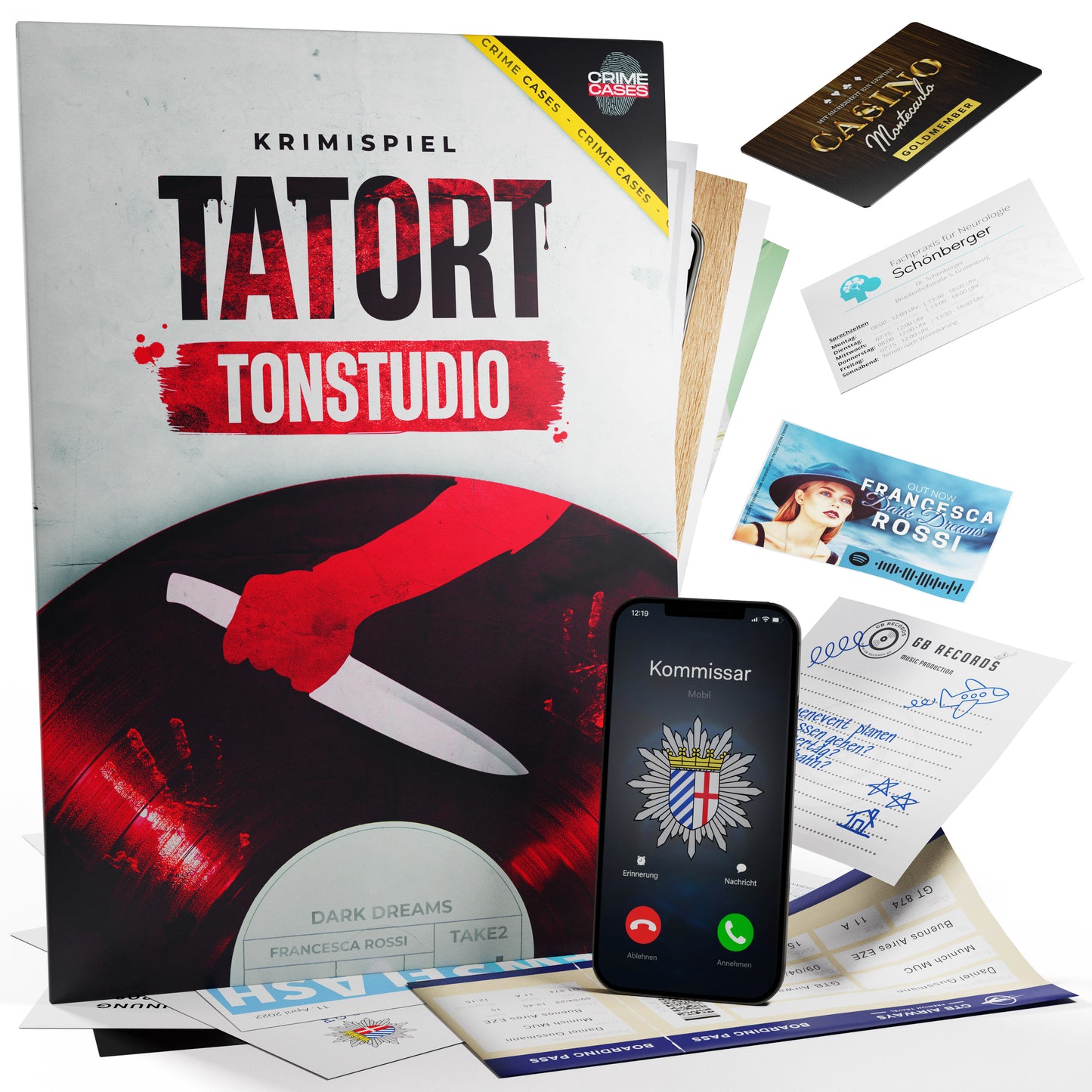 Das Cover von „Krimispiel: Tatort Tonstudio“ zeigt ein Messer, eine Schallplatte, Visitenkarten, Dokumente und ein Smartphone mit Polizeimarke. Die Spieler erleben spannende Polizeiermittlungen, die durch eine Casino-Karte noch spannender werden.
