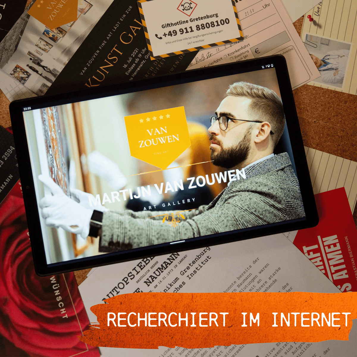 Ein Tablet zeigt die Homepage der Kunstgalerie „Martijn Van Zouwen“. Um das Tablet herum befinden sich gedruckte Flyer, Dokumente und eine Visitenkarte. Unten ist der orangefarbene Text „RECHERCHIERT IM INTERNET“ eingeblendet.