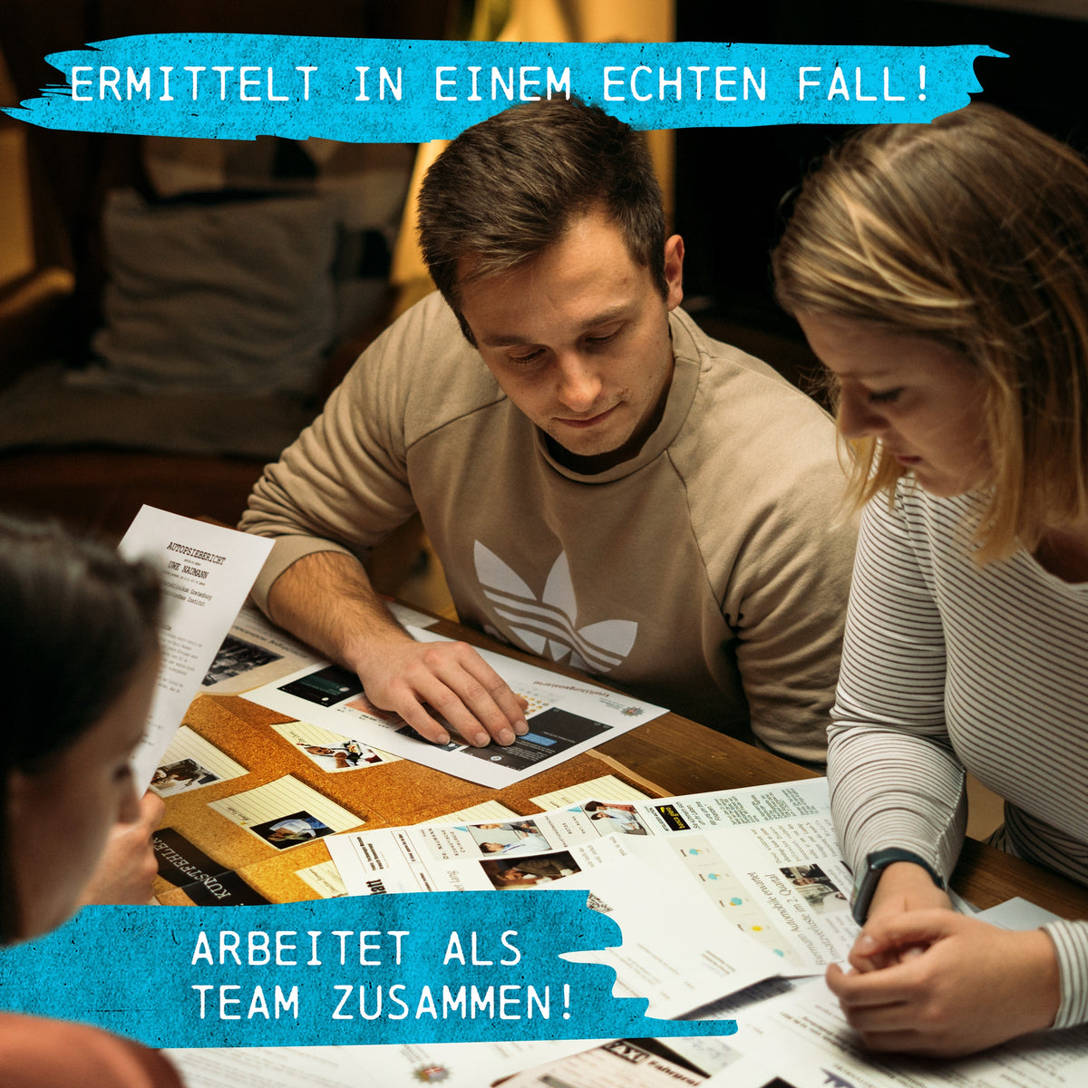 Freunde ermitteln gemeinsam im Krimispiel Tatort Tiefschnee und werten Beweise am Tisch aus