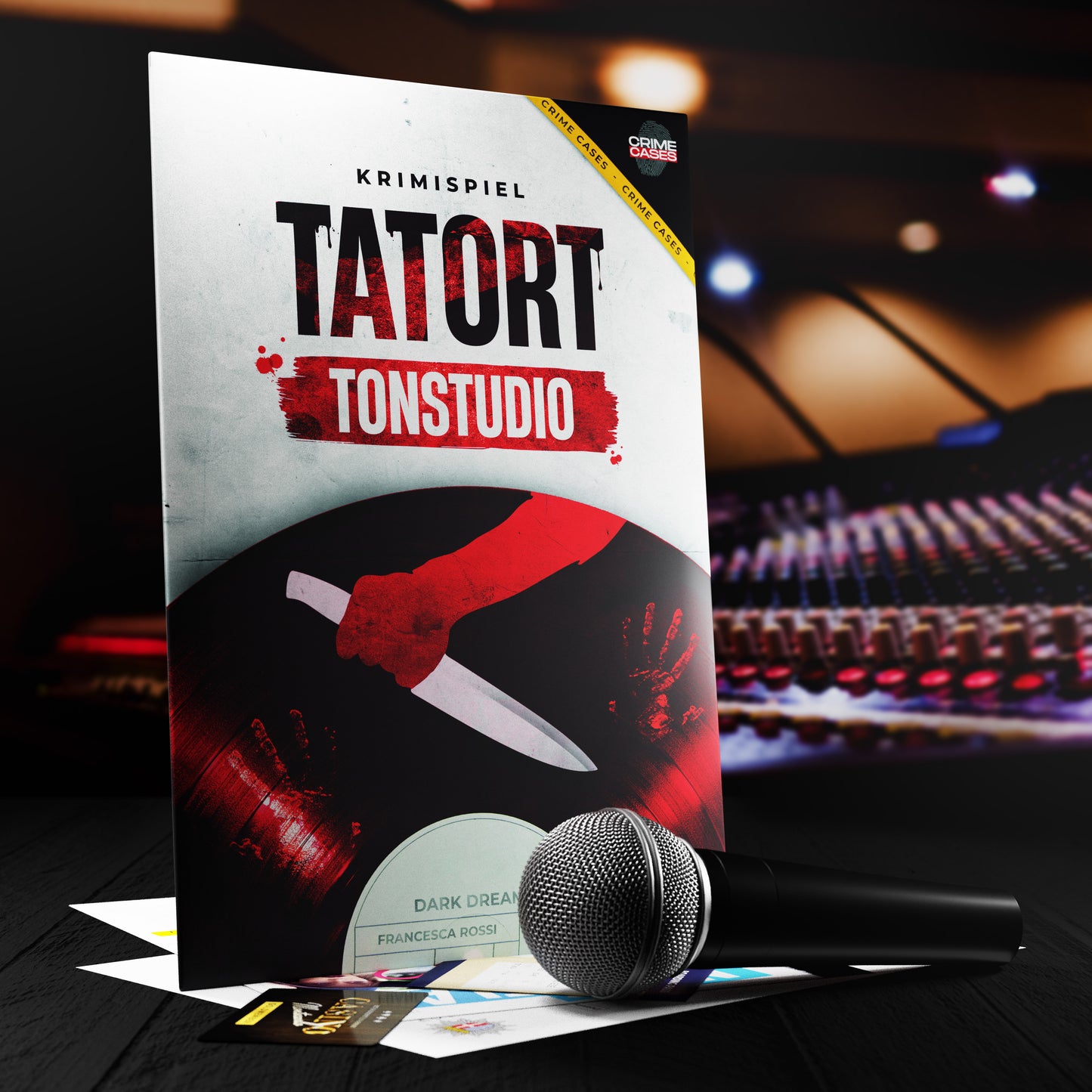 Das Bild zeigt eine Krimi-Spielbox mit dem Titel „Tatort Tonstudio“ mit rotem Handabdruck und Messer. Im Vordergrund ist ein Mikrofon zu sehen, im Hintergrund ein unscharfes Audiomischpult.