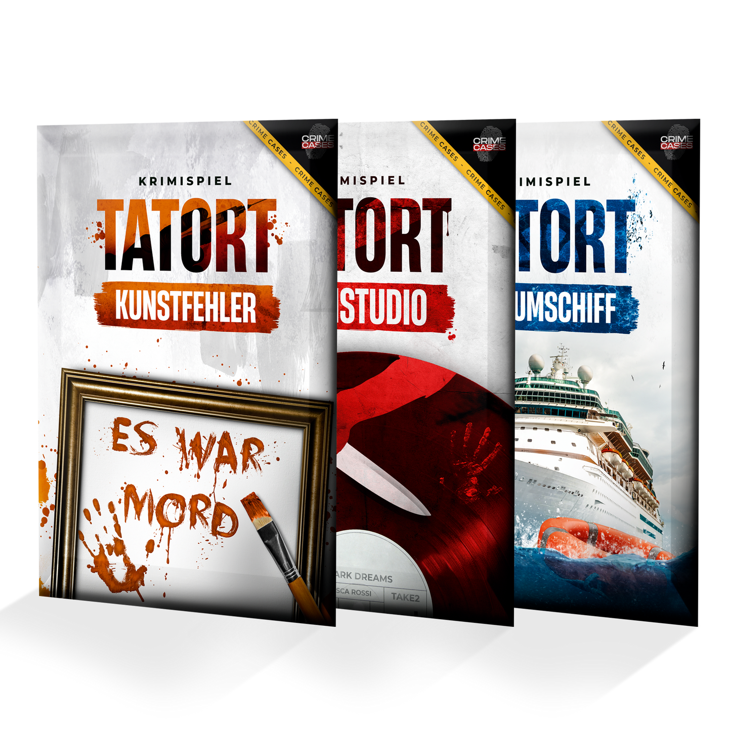 Drei Brettspielboxen sind ausgestellt. Jede trägt die Aufschrift „TATORT“ und zeigt Themen wie „Kunstatelier“ und „Kreuzfahrtschiff“. Ein Cover zeigt eine gerahmte Botschaft mit Handabdrücken, ein anderes eine rote Schallplatte und ein weiteres ein Kreuzfahrtschiff.